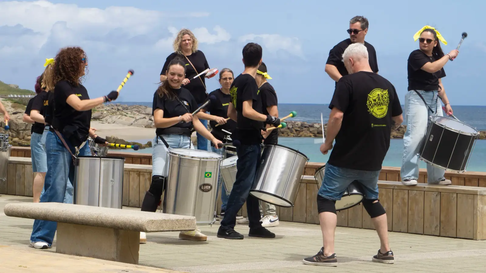 Rumbantela tocando no paseo marítimo de Burela